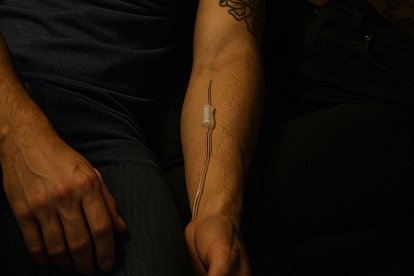 La víctima terminó en una casa de salud con vías en sus brazos para sacar la droga que circulaba por su cuerpo.