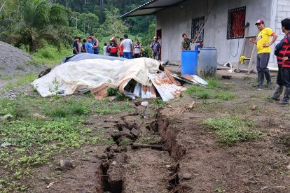 Varias casas presentan daños en su estructura.