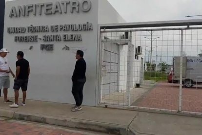 La mañana de este domingo 20 de abril, familiares de las víctimas  efectuaron los trámites para retirar los cuerpos.