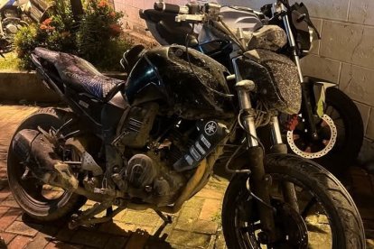 En el operativo desplegado por la policía detuvieron a un sospechoso y decomisaron una motocicleta.