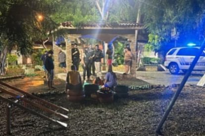 El cuerpo quedó tendido en medio del parque, empapado por la lluvia.