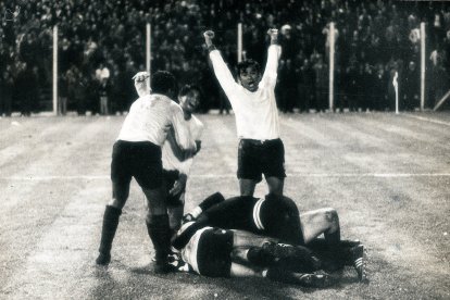 La plantilla torera fue a celebrar la victoria con el cura Juan Manuel Bazurco, autor del único gol en La Plata al 63’, tras asistente de Alberto Spencer.