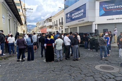 Los alrededores fueron cercados y con presencia policial así como agentes civiles de tránsito.
