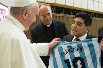 El Papa Francisco se reencontró con Diego Maradona, quien le regaló una camiseta de Argentina