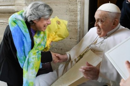 El Papa Francisco saludó a la mujer de las flores amarillas.