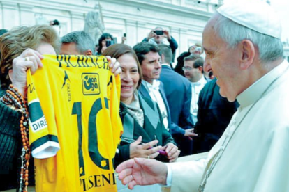 El momento en que el Papa Francisco recibió la camiseta de Barcelona SC.