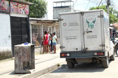 Personal de Criminalística realizó el levantamiento de los cadáveres.