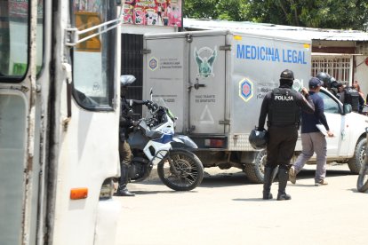 Los cuerpos fueron retirados en un vehículo de Medicina Legal.