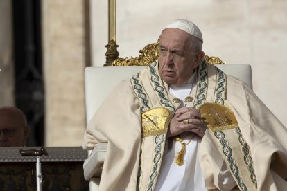 Francisco, cuyo nombre era Jorge Mario Bergoglio, alcanzó el récord de 942 canonizaciones, seguido de Juan Pablo II, quien aprobó 483.