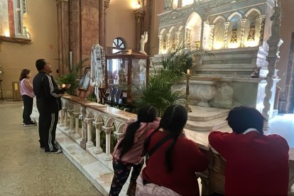 Varios feligreses acudieron a aquel templo a observar los recuerdos de Francisco.