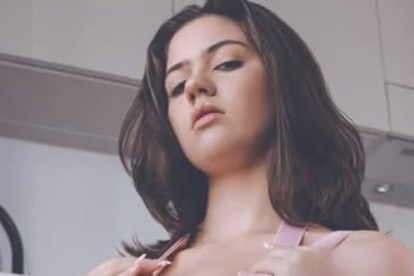 Elie Nova, actriz porno nominada a los Pornhub Awards.