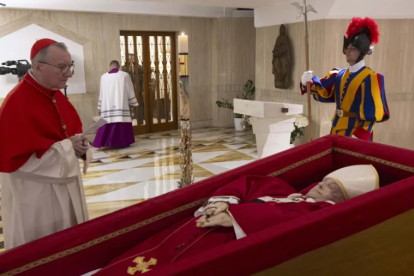 Así se ve el cuerpo del papa Francisco.