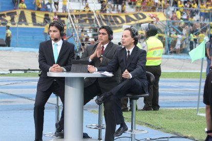 Roberto Bonafont (d) en una de las tantas coberturas y transmisiones deportivas realizadas.