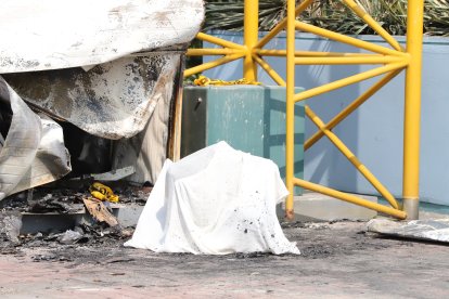 El cuerpo fue cubierto con una sábana blanca mientras llegaba el personal de Medicina Legal.