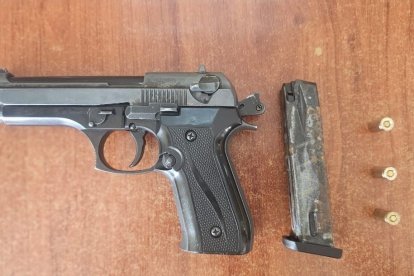 Esta arma fue encontrada en poder de los dos procesados.