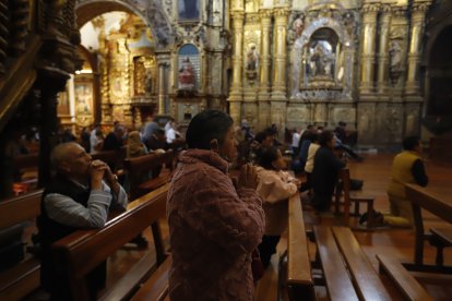 En Quito siguen orando por el alma de Francisco en las misas.