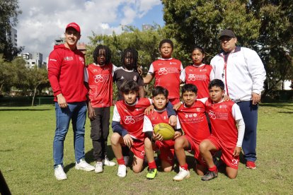 Los pequeños del equipo, con una edad promedio de 12 años, junto a su técnico y dirigente.