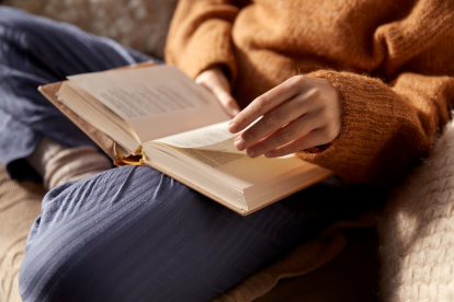 La lectura, en cualquiera de sus formatos, sigue siendo una práctica esencial en la cultura moderna.