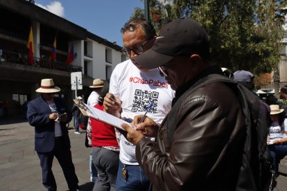 El proceso formal de recolección de firmas se inició cerca del Municipio de Quito.