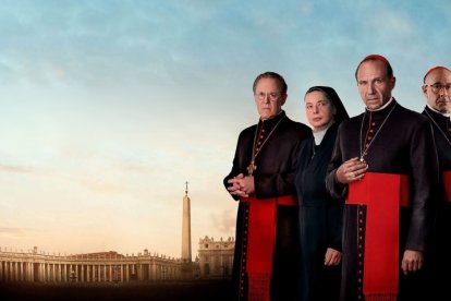 Ralph Fiennes protagoniza Cónclave, drama sobre la elección de un nuevo Papa.