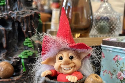 Los duendes se los puede ubicar en cualquier lugar de la casa. La terapeuta también los coloca junto a sus cuarzos.