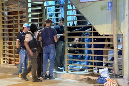 Cuando la policía estaba esperando la ambulancia para trasladar a la persona baleada se produjo el accidente.