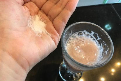 La escopolamina se suministra en forma de polvo granulado introducido en bebidas.