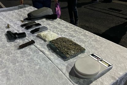 Se decomisan dos paquetes de droga.