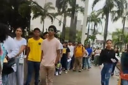 Las personas hacen fila para inscribirse y asegurar un cupo en el programa.