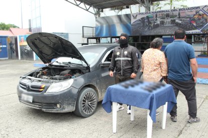 Este miércoles, una pareja que se movilizaba en un carro fue aprehendida. Dentro había ocho armas encaletadas.