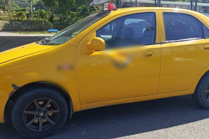 El taxi en el que se movilizaba la víctima.