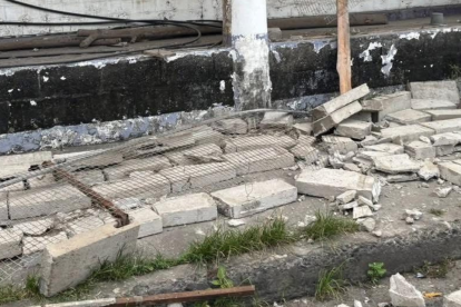 Sismo en Esmeraldas: los restos quedaron en las veredas.