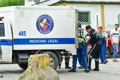 Agentes de tránsito acudieron al sitio para retirar al ciudadano que murió en el lugar.