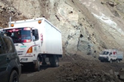 La vía San Lorenzo-Esmeraldas quedó completamente cerrada por la caída de tierra y material pétreo.