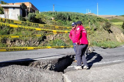 En la carretera se ve una gran grieta.