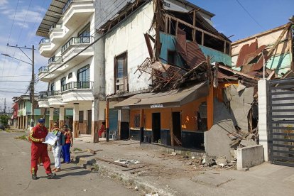 Hubo edificaciones cuyas estructuras cedieron por el fuerte sismo en Esmeraldas.