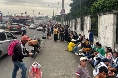 Desde esta mañana y durante la madrugada, decenas de personas se mantienen a la expectativa de obtener un cupo para ingresar al servicio militar.