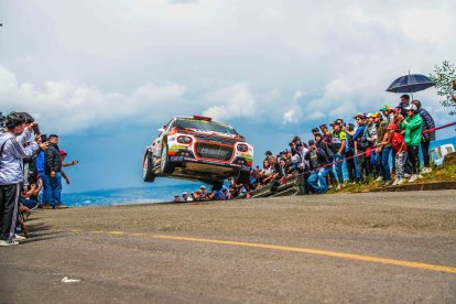 Byron Jiménez e Israel Andrade, ambos pilotos de Loja en uno de los autos, ‘volando’ en una de las válidas.