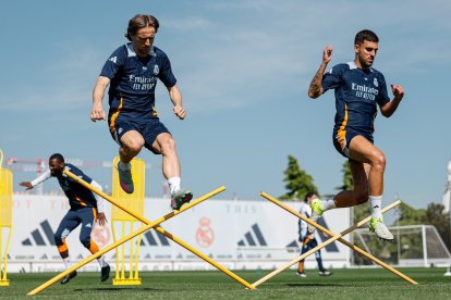 Jugadores de Real Madrid se preparan para la final de la Copa del Rey 2025.