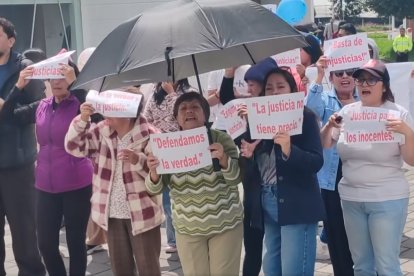 Los allegados de uno de los profesores acusados también han realizados medidas de hecho para decir que él es inocente.