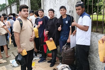 Sebastián (de blanco) y Marvin (con sobre manila) formaron un grupo de ‘panas’.