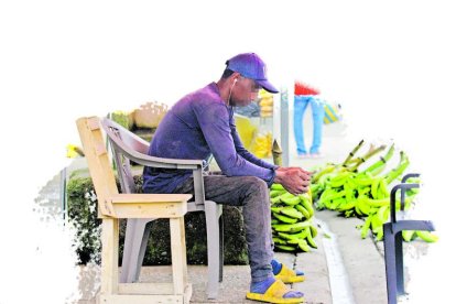 Este vendedor de plátanos verdes, se topó con la macabra escena de un cuerpo mientras abría el negocio.