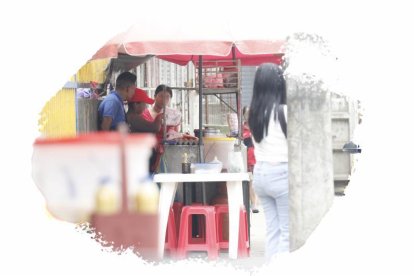 A la guayaquileña le ha tocado seguir trabajando, mientras la Policía realiza el levantamiento de los cuerpos.