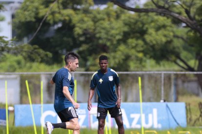 Jugadores de Emelec en entrenamiento en el Polideportivo de Los Samanes