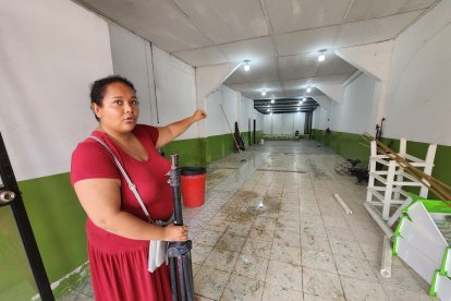 La pastora Luisa muestra cómo quedó la iglesia evangélica tras ser desalojada.