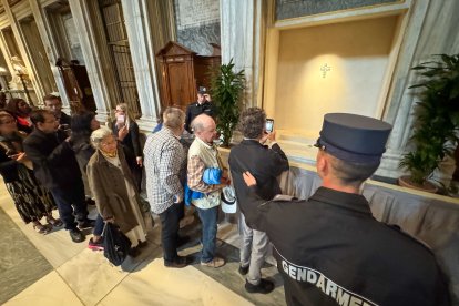 Fieles visitaron la tumba de Francisco en el segundo día de sepultado.