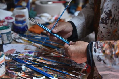 ENTREVISTA AL MAESTRO PERUGACHI EN SU TALLER DONDE PONTA SUS OBRAS DE ARTE QUITO 19/03/2025 FOTOGRAFA :KARINA DEFAS PERIODISTA: ESTEBAN MICHELENA AG- PERIODISTAS AG- GRANASA AG- GRANASA QUITO