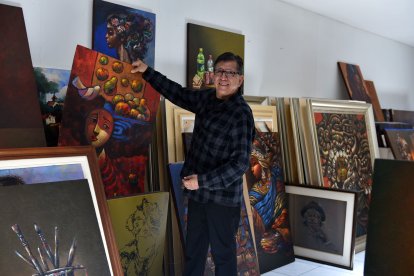 Jorge Perugachi muestra con mucho orgullo sus cuadros.