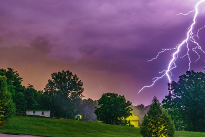 Referencial. Un rayo cayó en el lugar donde varias personas se encontraban descansando.