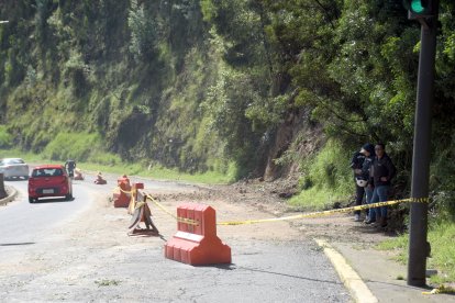 Durante el domingo 27 de abril se mantuvo el paso cerrado en el sitio del deslizamiento.